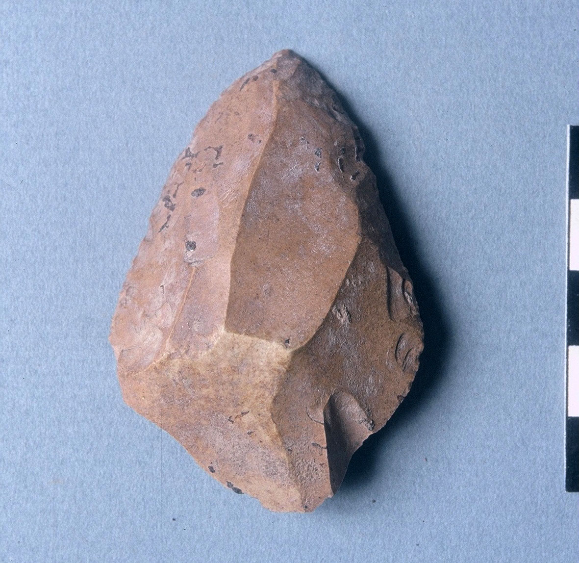 Εικ. 6. Μουστέρια αιχμή από πυριτόλιθο, Μέσης Παλαιολιθικής.