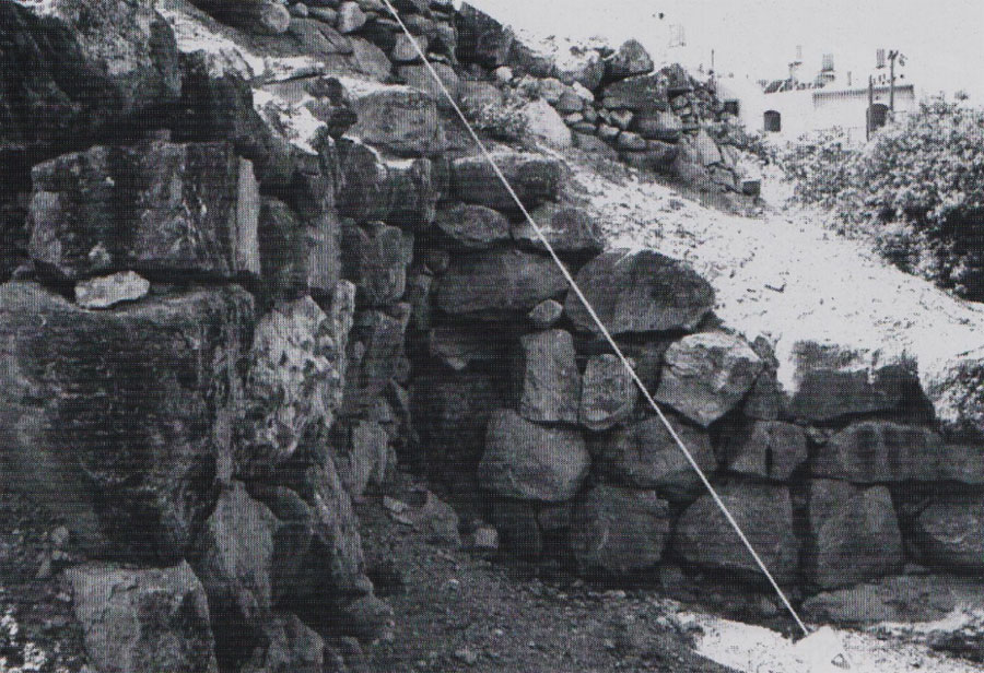 Εικ. 3. Πετράς: πύργος οχυρωματικού περίβολου στη ρίζα του λόφου του ανακτόρου.
