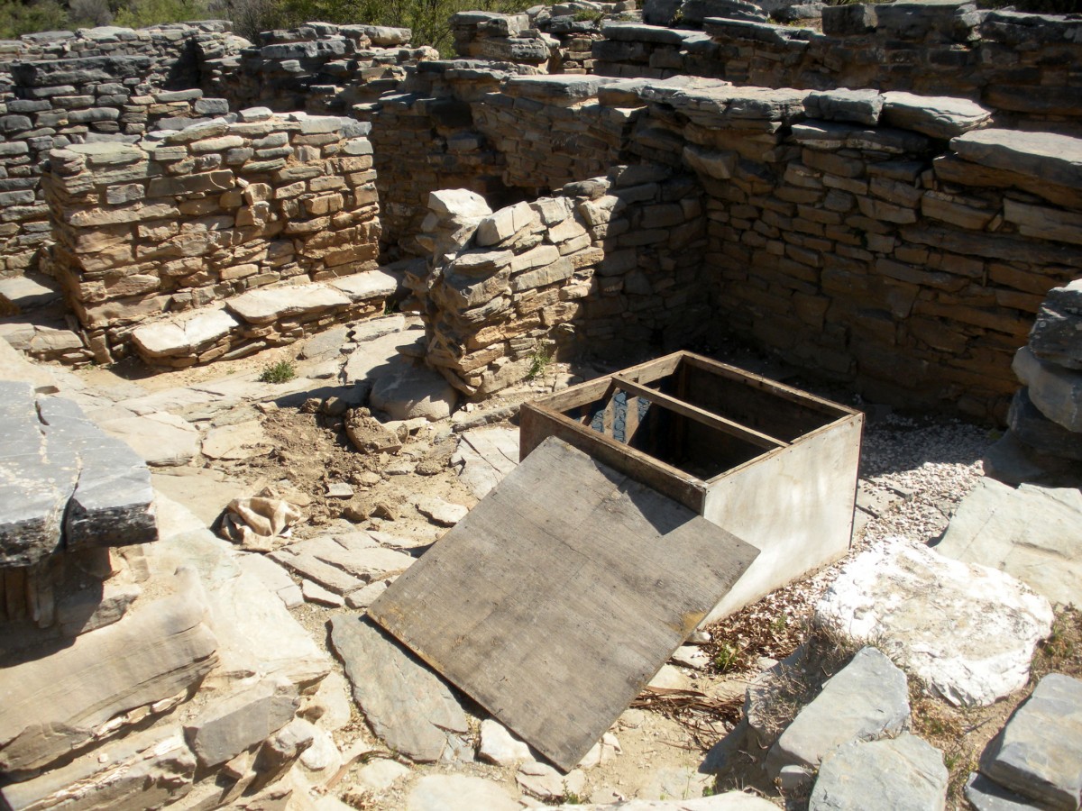 Αρχαία Ζώμινθος: στο δωμάτιο 26 οι λαθρανασκαφείς άνοιξαν το κάλυμμα ξύλινου κιβωτίου που είχε τοποθετηθεί πάνω από βάση κίονα (φωτ. Υπουργείο Πολιτισμού, Παιδείας και Θρησκευμάτων).