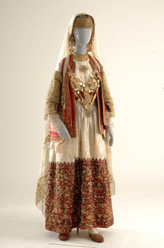 Νυφική φορεσιά Αττικής (φωτ. ΑΠΕ-ΜΠΕ/Μουσείο Ελληνικής Λαϊκής Τέχνης).