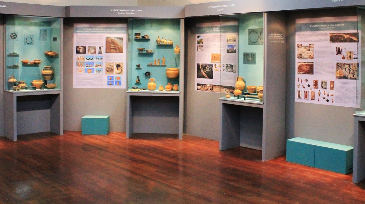 Άποψη της έκθεσης «Καθ’ οδόν. Αρχαιότητες και Δημόσια Έργα στη Φθιώτιδα 2004-2014» που παρουσιάζεται στο Αρχαιολογικό Μουσείο Λαμίας.