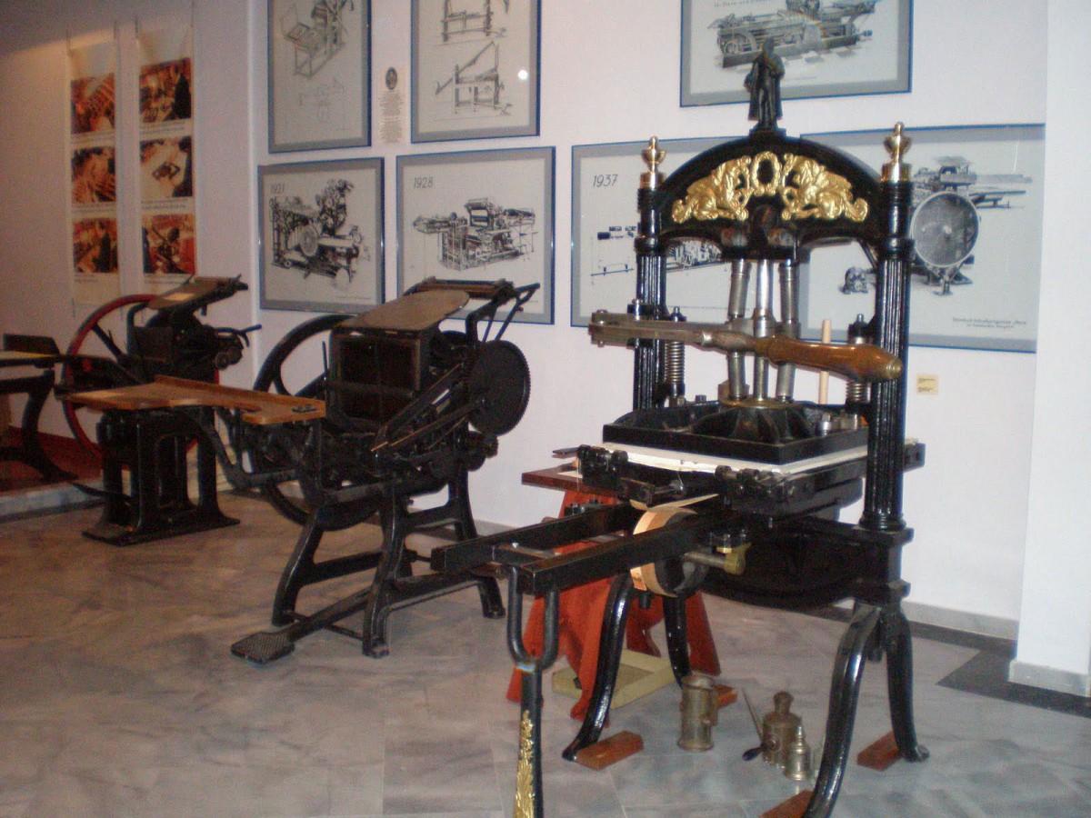 Δύο επίπεδα τυπογραφικά πιεστήρια του 19ου αιώνα, πιεστήρια, πάγκοι και μηχανήματα μηχανικής στοιχειοθεσίας, ενώ σπάνιες ελληνικές και ξένες εκδόσεις από το 1570, αρχεία εφημερίδων από το 1860 και βιβλία, που αφορούν στην τυπογραφία και την ιστορία της, φυλάσσονται στη βιβλιοθήκη του Μουσείου.