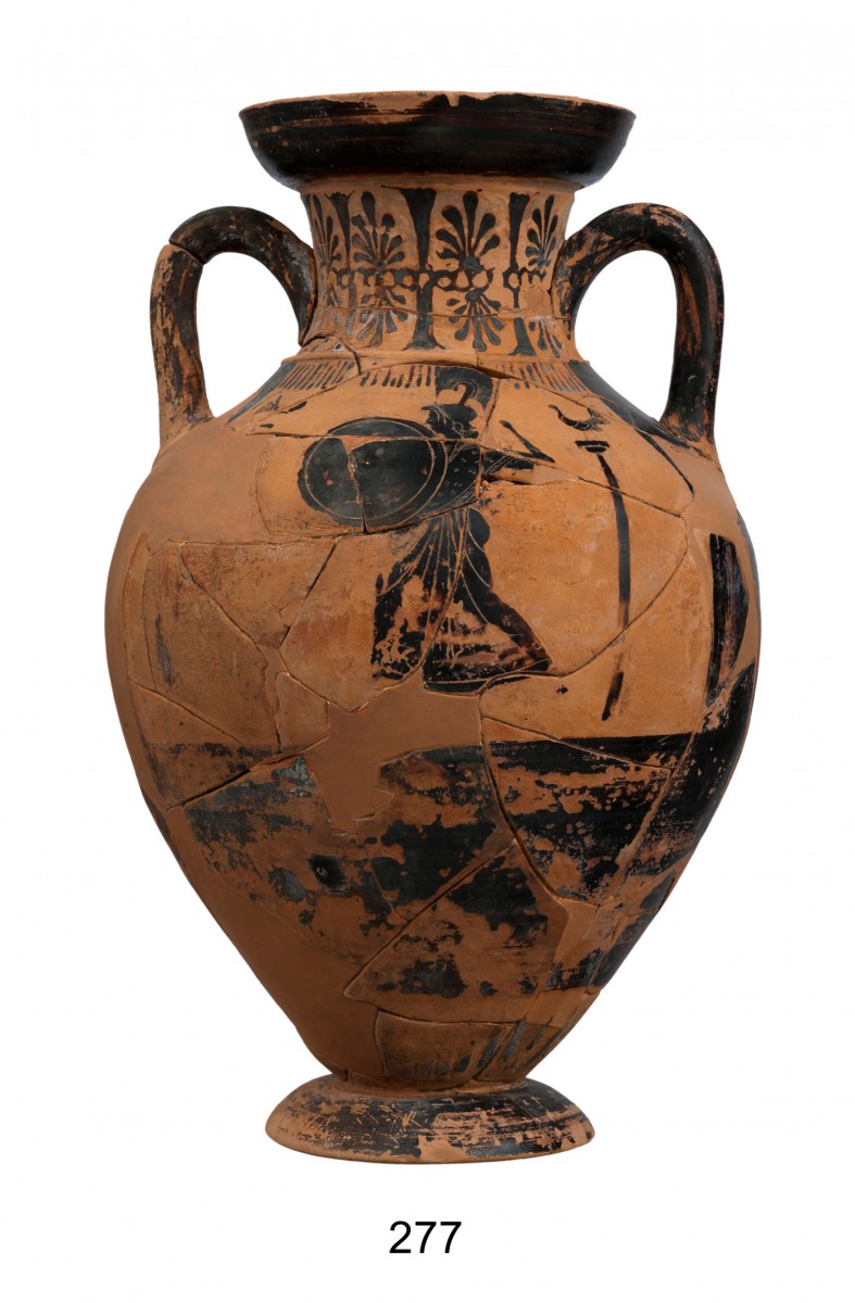 Αμφορέας Παναθηναϊκού σχήματος με παράσταση οπλισμένης Αθηνάς και αγώνα δρόμου που είχε χρησιμοποιηθεί ως τεφροδόχος. Γύρω στο 525 π.Χ.
