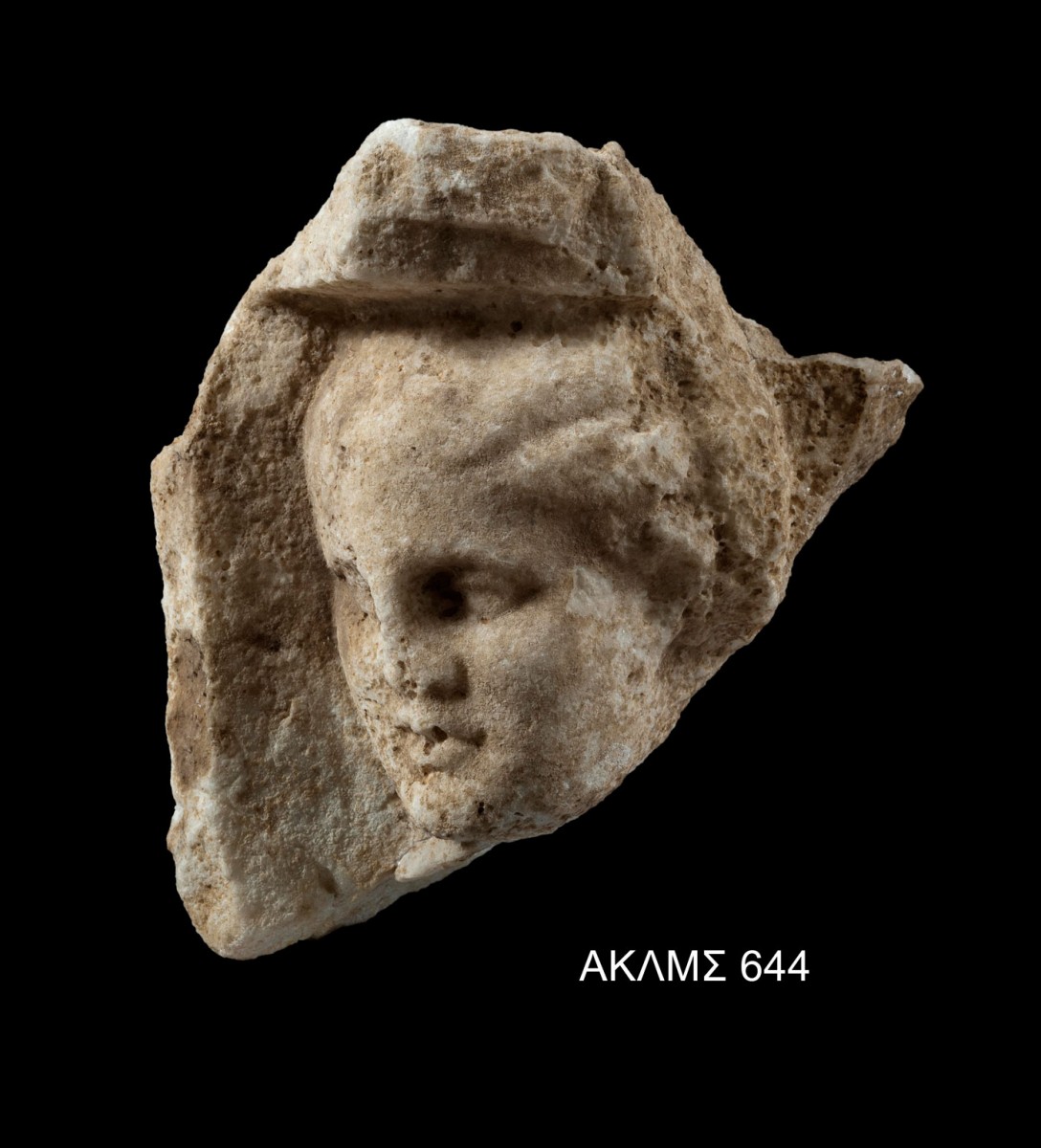 Φάτνωμα με ανάγλυφο ανδρικό κεφάλι από την οροφή του προστώου του Κτηρίου του Τελετουργικού Χορού. 340-330 π.Χ. 