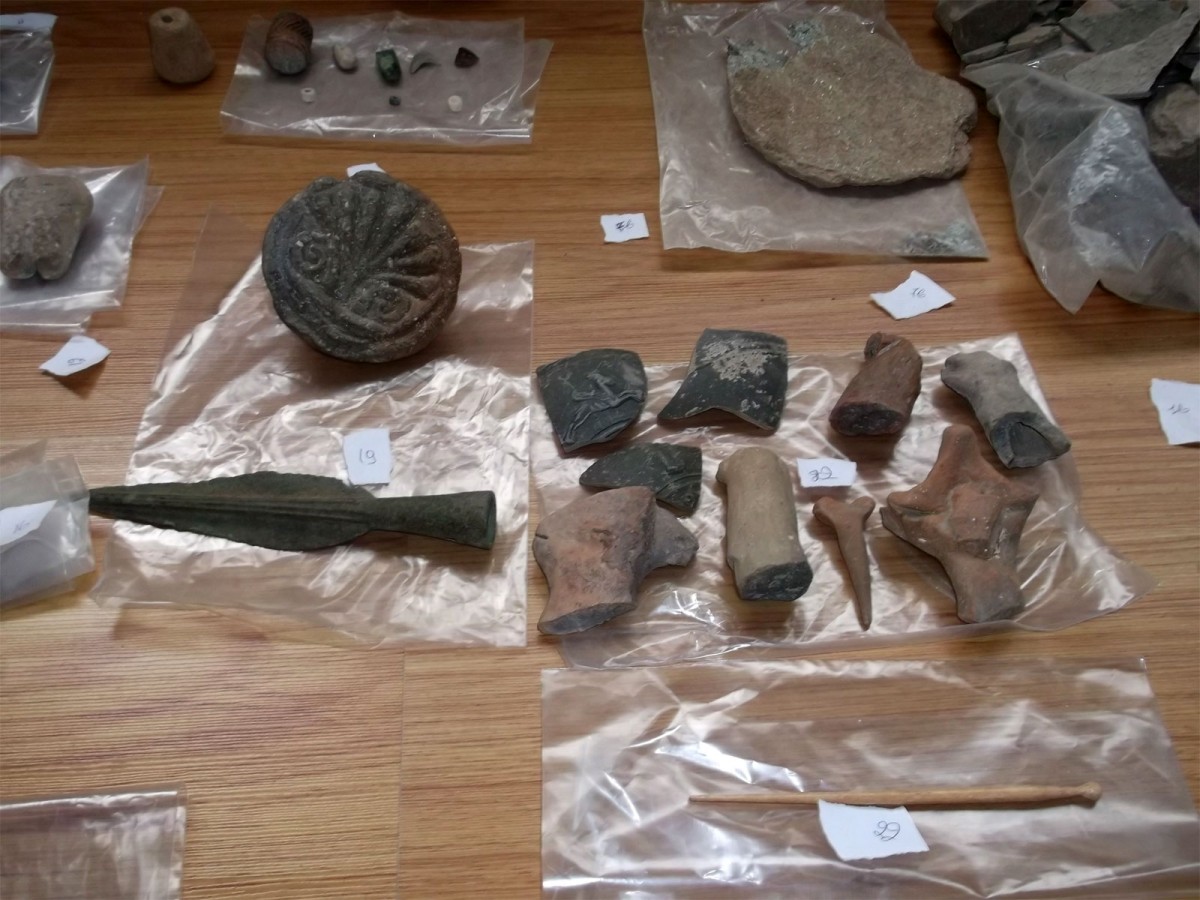 Tα αρχαία αντικείμενα που βρέθηκαν προέρχονται από αρχαιολογικούς χώρους της Κοζάνης, της Ημαθίας και της Φλώρινας (φωτ. Ελληνική Αστυνομία).
