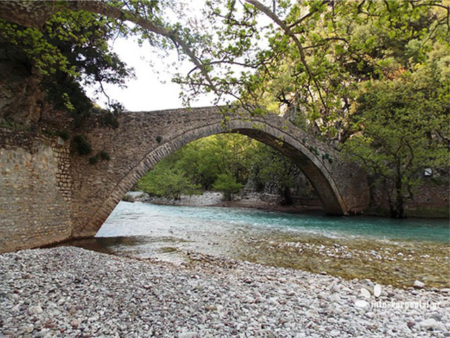 Γέφυρα Βίνιανης, μονότοξο πέτρινο γεφύρι από τα μεγαλύτερα της Ευρυτανίας, μεταβυζαντινών χρόνων.