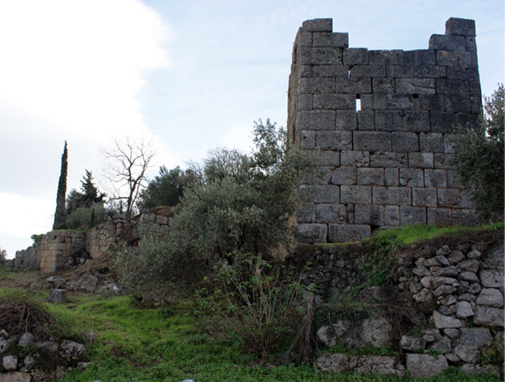 Οχύρωση της αρχαίας Τιθόρας.