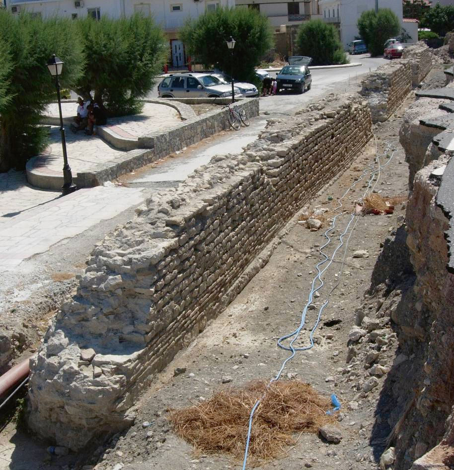 Eικ. 1. Τμήμα οχυρωματικού τείχους στην Ιεράπετρα. (Μαρία Μαρή, «Διερεύνηση βυζαντινού τείχους στην Κάτω Μερά Ιεράπετρας», Αρχαιολογικό Έργο Κρήτης 1, Πρακτικά της 1ης Συνάντησης, Ρέθυμνο, 28-30 Νοεμβρίου 2008, εικ. 1, σ. 207) 