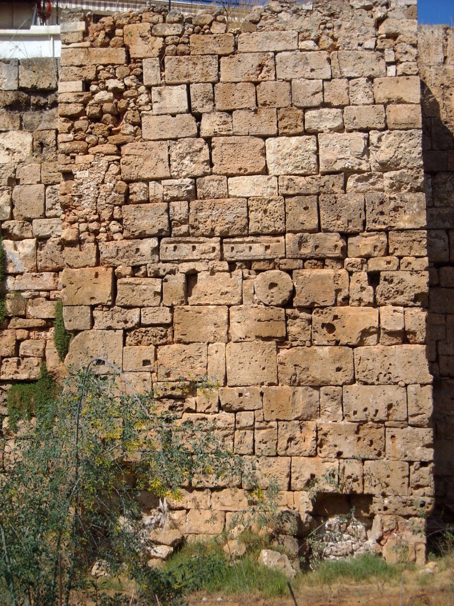 Εικ. 4. Οχυρωματικός πύργος στη νότια πλευρά του τείχους της Κυδωνίας. (Φωτ. Νίκος Γιγουρτάκης)