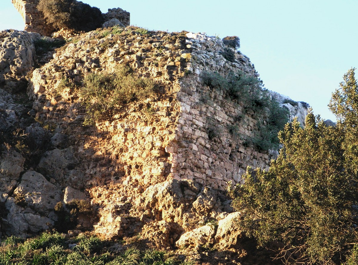 Εικ. 6. Βαρύπετρο, Κάστελος, νότιο οχυρωματικό τείχος, τμήμα της παλαιότερης φάσης κατασκευής. (Φωτ. Νίκος Γιγουρτάκης)