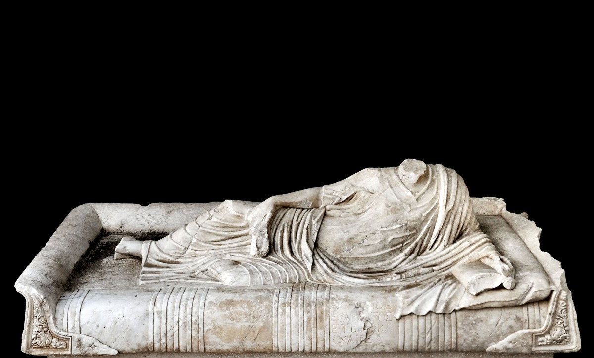Κάλυμμα μαρμάρινης σαρκοφάγου από τη θέση Ζάβαλι Λαδοχωρίου. Χρονολογείται στα μέσα του 2ου αι. μ.Χ. και είναι κατασκευασμένη από λευκό μάρμαρο Διονύσου Αττικής. Αρχαιολογικό Μουσείο Ηγουμενίτσας.