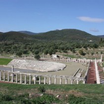 Αρχαία Μεσσήνη: αναστηλώνεται η δυτική δωρική στοά της Αγοράς