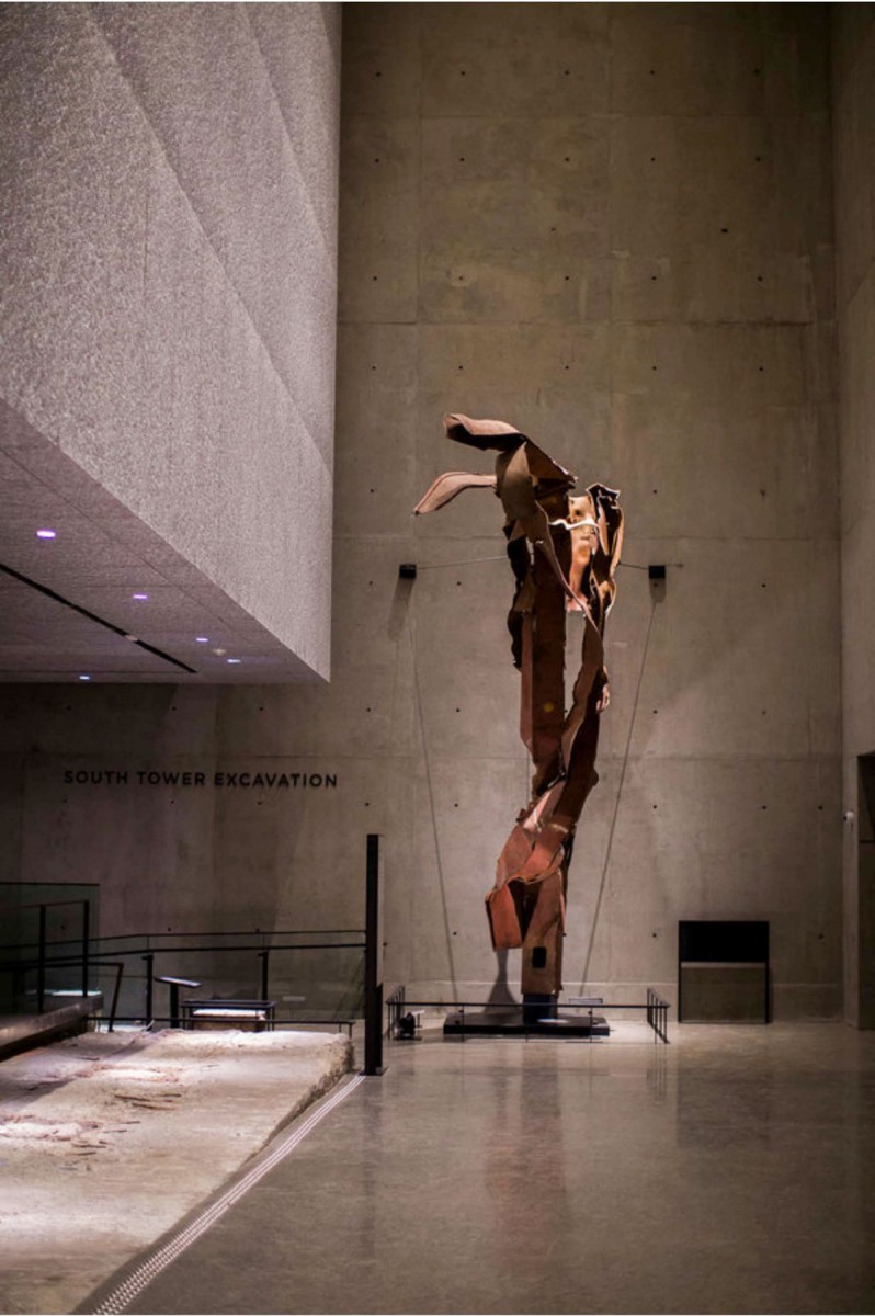 Εικ. 3. The National September 11 Memorial Museum, θραύσμα από την πρόσοψη του βόρειου πύργου στον υπόγειο εκθεσιακό χώρο, Νέα Υόρκη 2014.