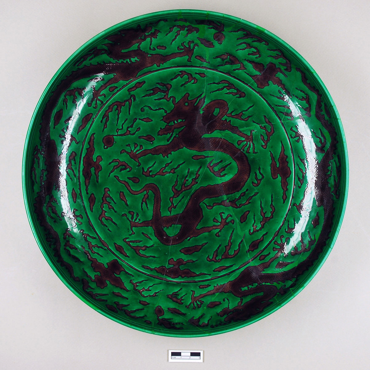 Εικ. 14. Πορσελάνινο πιάτο από την Κινέζικη Συλλογή του Μουσείου Μπενάκη (αρ. ευρ.: 2857), διάμ.: 31,3 εκ. Μετά την ολοκλήρωση των εργασιών συντήρησης (φωτ. Μουσείο Μπενάκη).