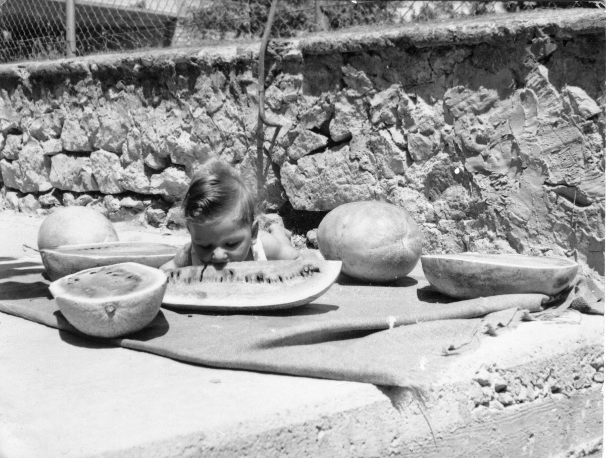 Εικ. 5. Τα χρόνια της αθωότητας. Παιδί με καρπούζι, 1964.