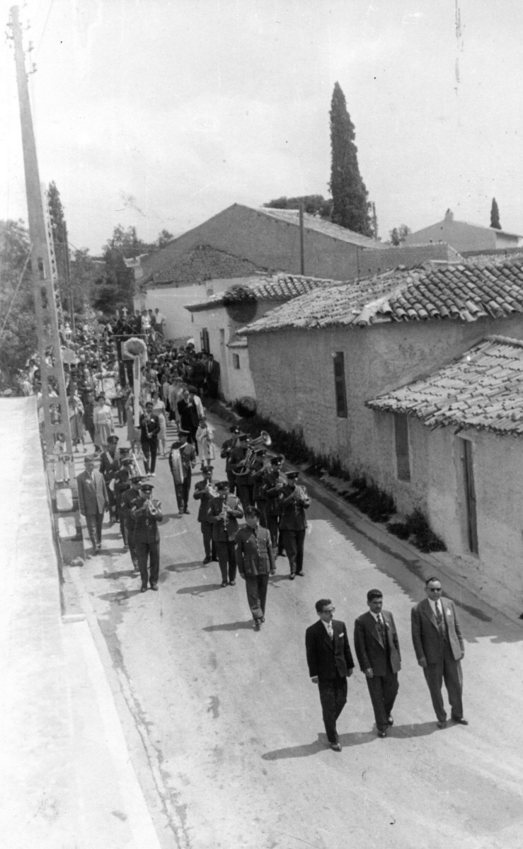 Εικ. 12. Θρησκευτικές τελετές, γιορτές και παραδόσεις. Περιφορά εικόνας Αγ. Γεωργίου, 1958.