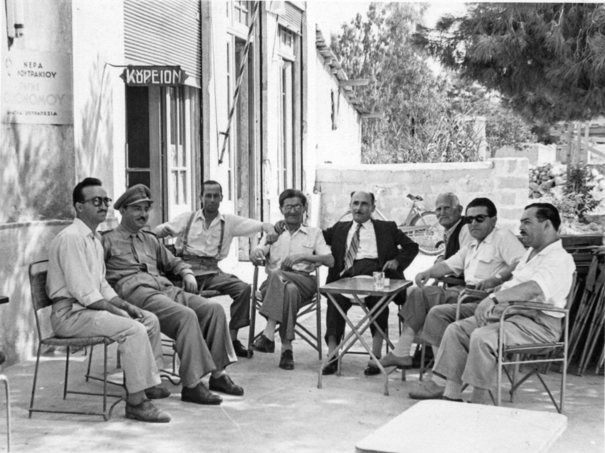 Εικ. 13. Καθημερινές στιγμές. Κουρείο Λευτέρη, Πλατεία, 1956.