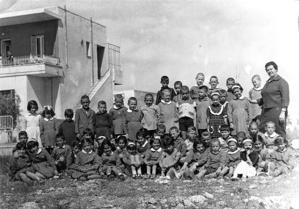 Εικ. 15. Σχολική ζωή, σχολικές και εθνικές εορτές. Δίπλα στο 6ο Δημοτικό, επί της σημ. Υμηττού, 1966.