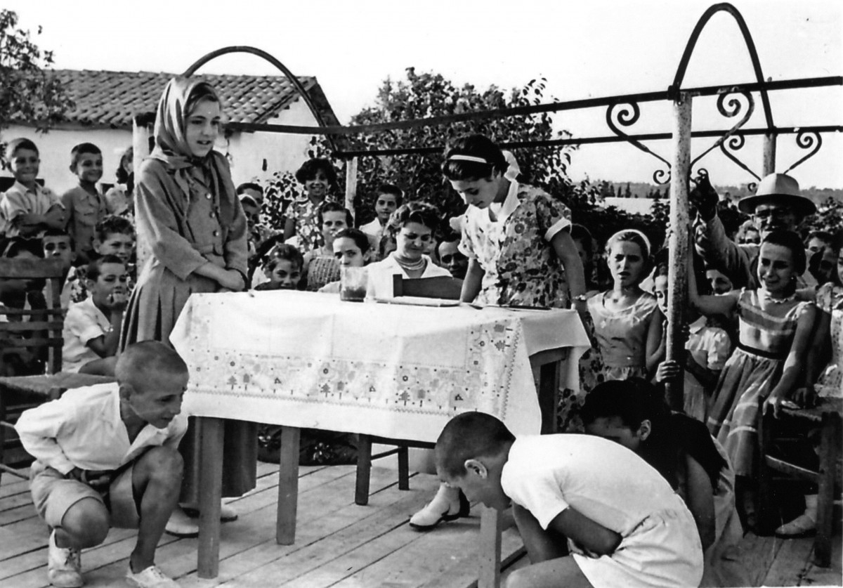 Εικ. 16. Σχολική ζωή, σχολικές και εθνικές εορτές. 2ο Δημοτικό, Αγ. Απόστολοι, 1959.