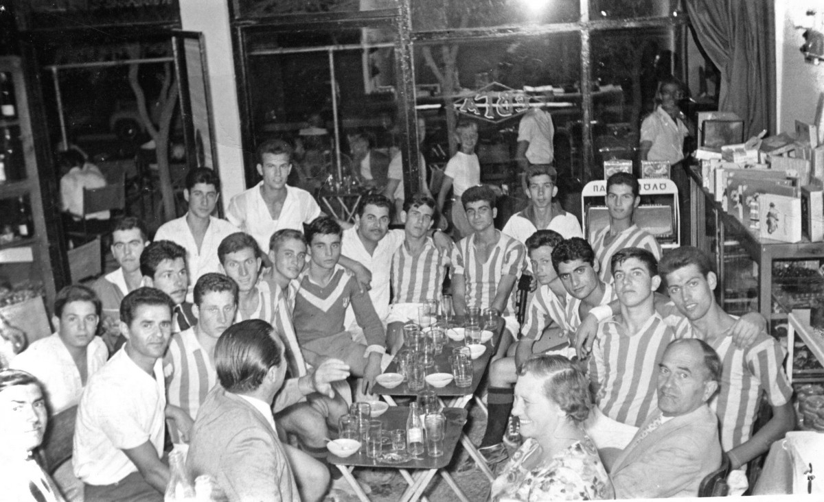 Εικ. 17. Αθλητικά. Επινίκια του Ηρακλή στο Καφενείο Κυνηγών, Κεντρική πλατεία , δεκαετία 1960.