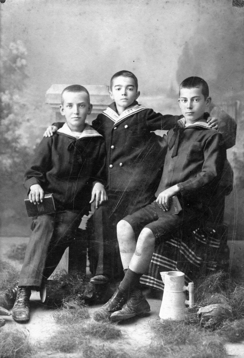 Εικ. 19. Στο στούντιο. Βίλης, Γιάνκος και Όθωνας Φιξ, 1919.