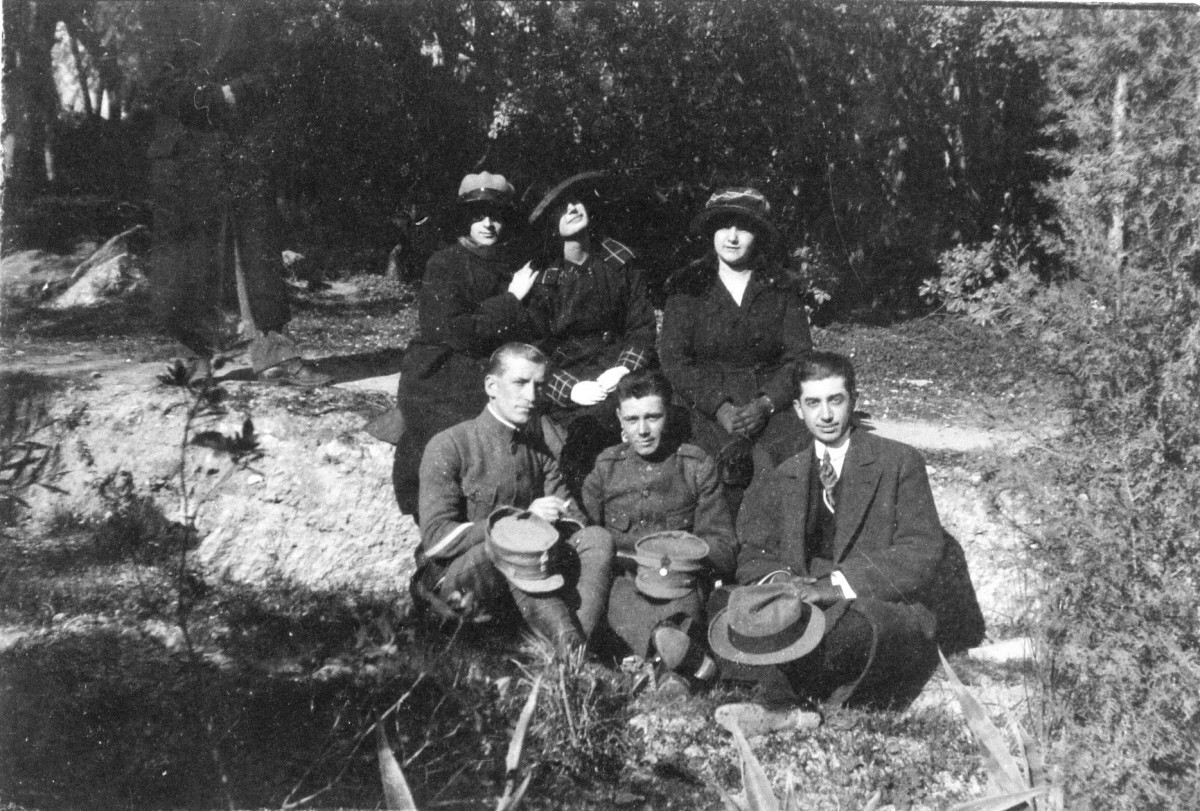 Εικ. 1. Πρώτα χρόνια.  Στιγμιότυπο στη διάρκεια της άδειας από το μέτωπο της Μικράς Ασίας,1921.