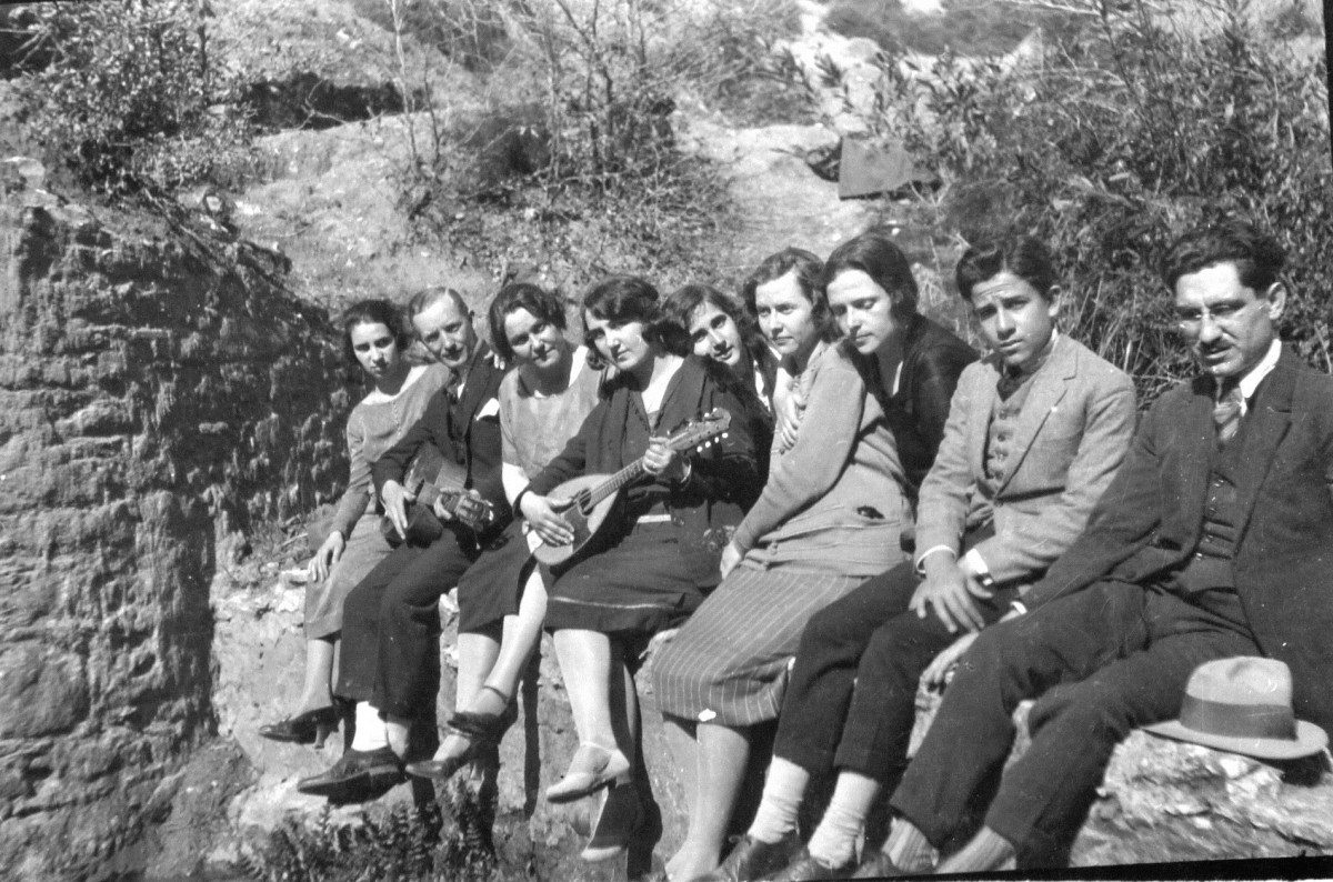 Εικ. 2. Πρώτα χρόνια. Παρέα με ένα μαντολίνο και μια κιθάρα, 1922.