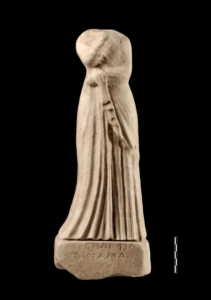 Tο «αφιέρωμα της Φίλας», αγαλματίδιο με αναθηματική επιγραφή από τα Γίτανα Θεσπρωτίας.