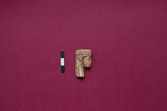 Τμήμα ελεφαντοστέινου ειδωλίου από τη Βόρειο Συρία. 8ος αι. π.Χ. Βρέθηκε στην Ιαλυσό, στον αποθέτη του ιερού της Αθηνάς. Aρχαιολογικό Μουσείο Ρόδου.
