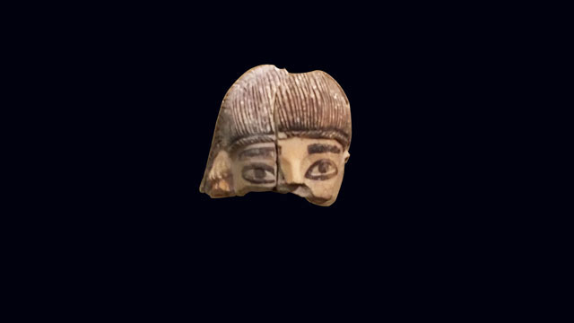 Κεφαλή πήλινου κυπριακού ειδωλίου. 640-600 π.Χ. Τα δύο τμήματα βρέθηκαν στην Κάμιρο. Το δεξιό τμήμα ήρθε στο φως στις ανασκαφές του 19ου αι. π.Χ. Σήμερα βρίσκεται στο Βρετανικό Μουσείο. Το αριστερό αποκαλύφθηκε στις ανασκαφές της περιόδου της Ιταλοκρατίας. Σήμερα εκτίθεται στο Αρχαιολογικό Μουσείο Ρόδου. Συγκολλήθηκαν  για πρώτη φορά στην έκθεση του Λούβρου για να αποχωριστούν και πάλι μετά το τέλος της έκθεσης.