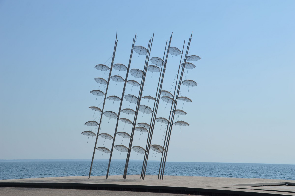 Οι περίφημες «Ομπρέλες» του Ζογγολόπουλου, που κοσμούν την παραλία της Θεσσαλονίκης, αγαπήθηκαν από τους πολίτες όσο κανένα άλλο γλυπτό στην πόλη (φωτ. ΑΠΕ-ΜΠΕ).