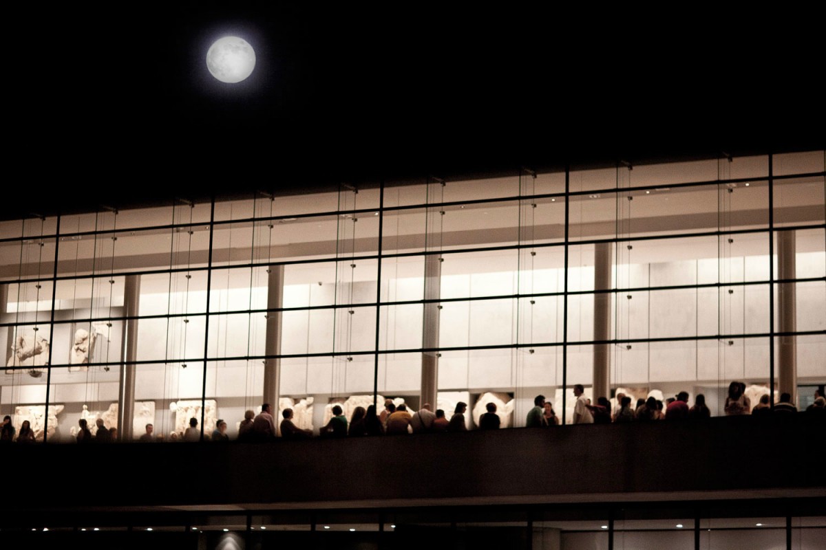 Το Μουσείο της Ακρόπολης υπό το φως της Πανσελήνου (φωτογραφία αρχείου).