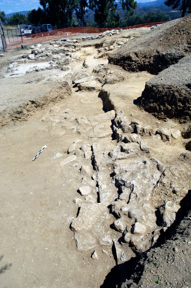 Ιερό Αμυκλαίου Απόλλωνα: σε όλο του το μήκος το τείχος εδράζεται επάνω στο φυσικό πορώδη βράχο του λόφου ο οποίος έχει λαξευτεί δημιουργώντας δύο άνδηρα συνολικού πλάτους 2,50 μ. (φωτ. ΥΠΟΠΑΙΘ).