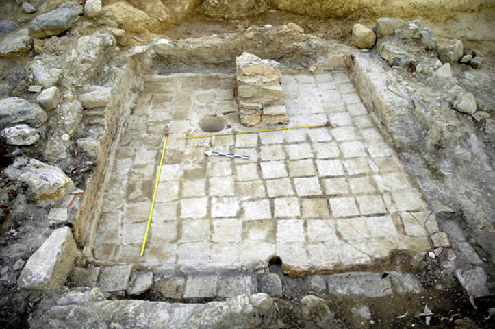 Ιερό Αμυκλαίου Απόλλωνα: στο ΒΔ τμήμα του τείχους, μια κατασκευή της ρωμαϊκής εποχής παραβίασε τμήμα του για τη δημιουργία μιας δεξαμενήςδιαστάσεων 4x4 μ. (φωτ. ΥΠΟΠΑΙΘ).