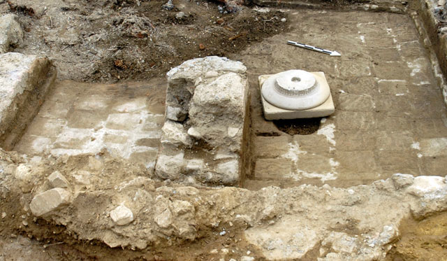 Ιερό Αμυκλαίου Απόλλωνα: ακέραιο δωρικό κιονόκρανο με υποτραχήλιο που βρέθηκε στη διάρκεια της ανασκαφής (φωτ. ΥΠΟΠΑΙΘ).