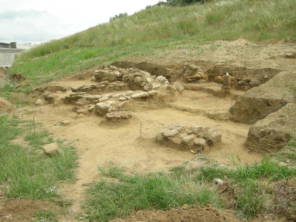 Σε έκταση μήκους περίπου 150 μ. εντοπίστηκαν και ερευνήθηκαν τέσσερα οικιστικά σύνολα (φωτ. Εφορεία Αρχαιοτήτων Άρτας).