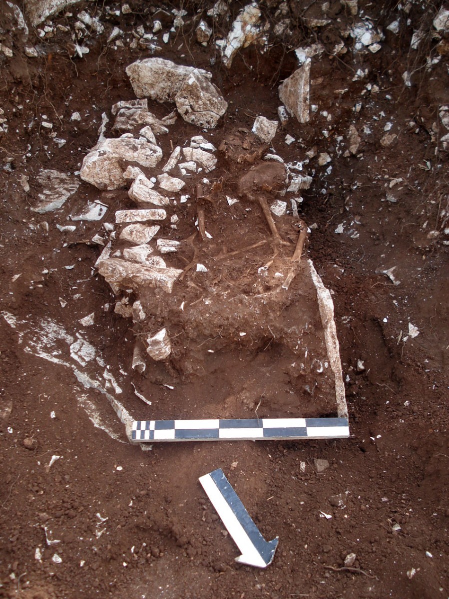 Ο τάφος που εντοπίστηκε στο νότιο τμήμα του λόφου και τα κτερίσματά του (φωτ. Εφορεία Αρχαιοτήτων Άρτας). 
