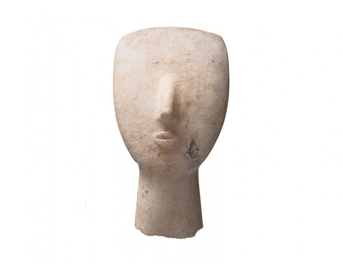 Κεφάλι μαρμάρινου ειδωλίου κυκλαδικού τύπου από το νεκροταφείο στο Φουρνί Αρχανών.