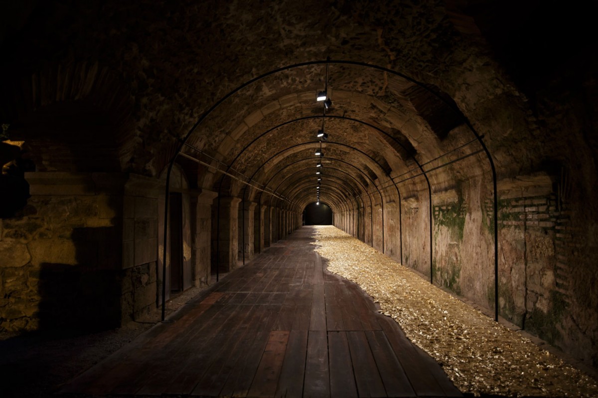 Από την ατομική έκθεση της Άννης Καλτσίδου «Εικαστικές Διασταυρώσεις στη Ρωμαϊκή Αγορά της Θεσσαλονίκης».