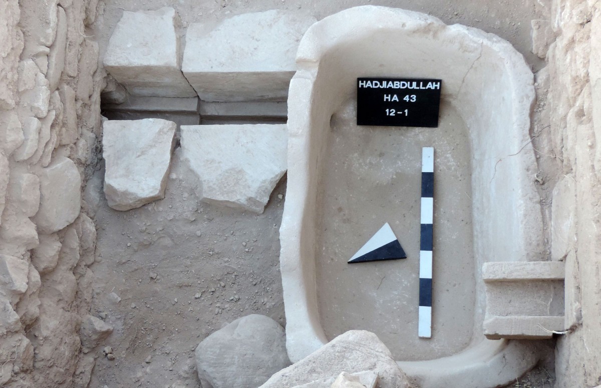 Κούκλια-Παλαίπαφος: λίθινος λαξευτός λουτήρας τοποθετημένος σε στενό διάζωμα ανάμεσα σε λίθινους αγωγούς (φωτ. Τμήμα Αρχαιοτήτων Κύπρου).