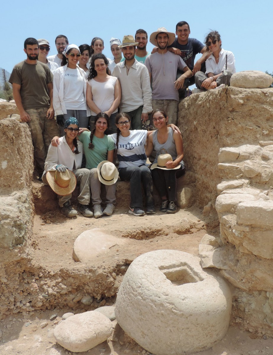 Μέλη της ερευνητικής ομάδας της καθηγήτριας Μαρίας Ιακώβου (φωτ. Τμήμα Αρχαιοτήτων Κύπρου). 