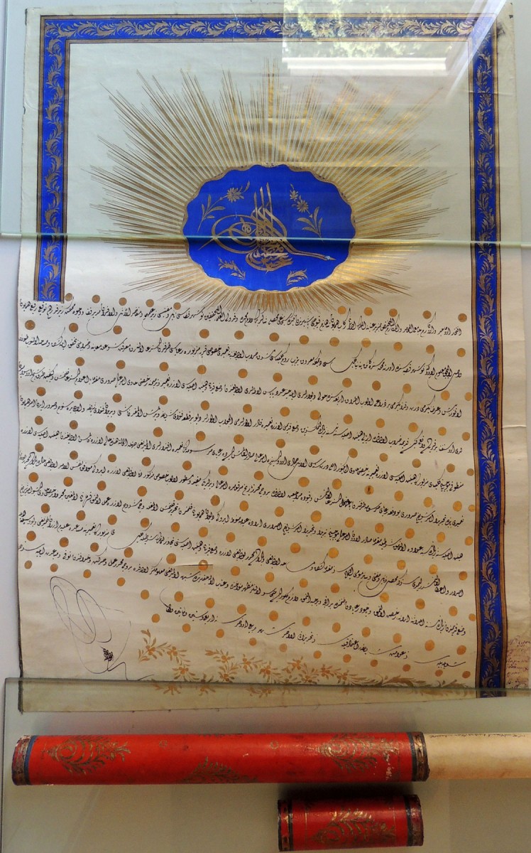 Ένα από τα δύο τούρκικα φιρμάνια που ανήκουν στη συλλογή χάρτινων αντικειμένων του ΜΕΛΤ (φωτ. ΑΠΕ-ΜΠΕ/Μουσείο Ελληνικής Λαϊκής Τέχνης).
