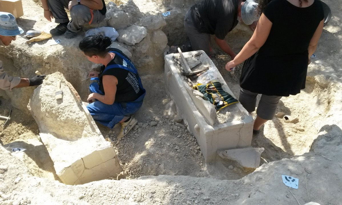 Ο τάφος περιείχε πήλινες σαρκοφάγους, αγγεία και πολλά άλλα ευρήματα (φωτ. Δήμος Μαλεβιζίου).