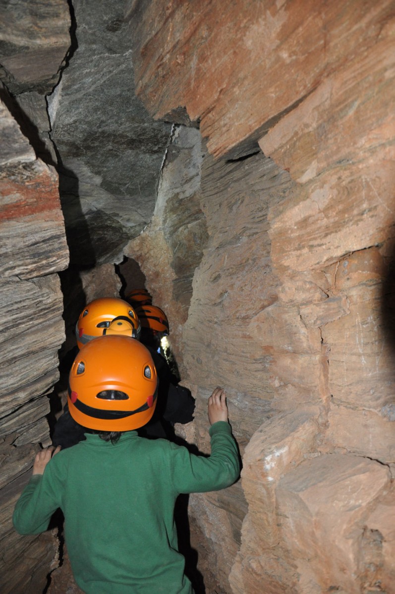 Το πρόγραμμα περιλαμβάνει την εισαγωγή των μικρών φίλων στον κόσμο των σπηλαίων.