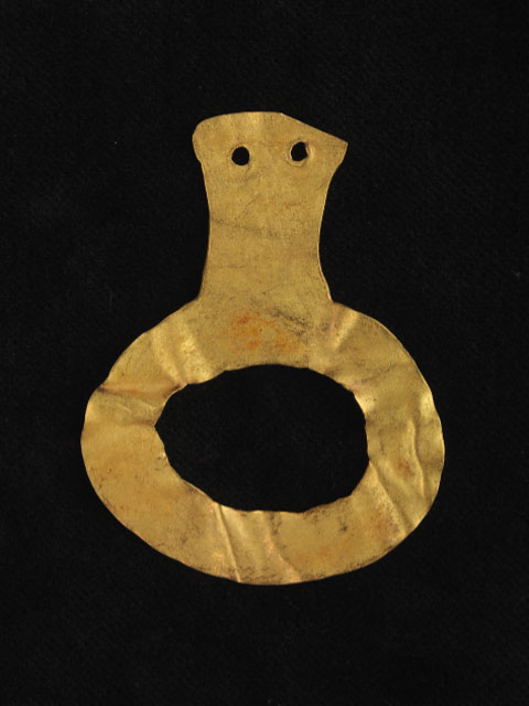 Χρυσό περίαπτο από την Αραβησσό, Νεολιθική Εποχή.