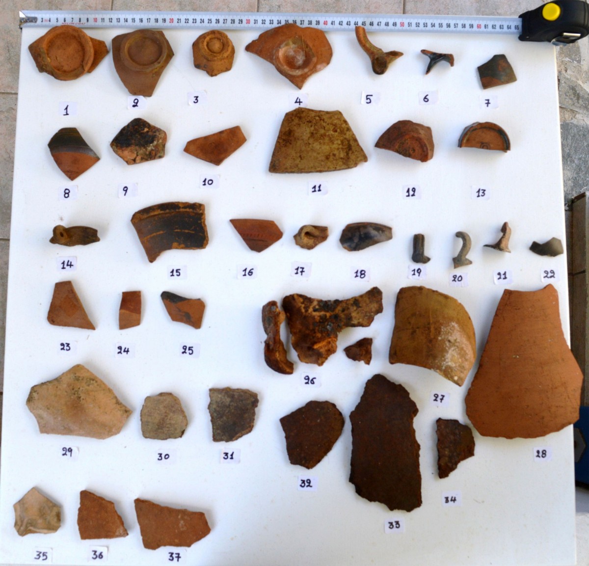 Τα 37 αρχαία αντικείμενα που βρέθηκαν στο εσωτερικό του σπηλαίου στην Αστυπάλαια (φωτ. Ελληνική Αστυνομία).