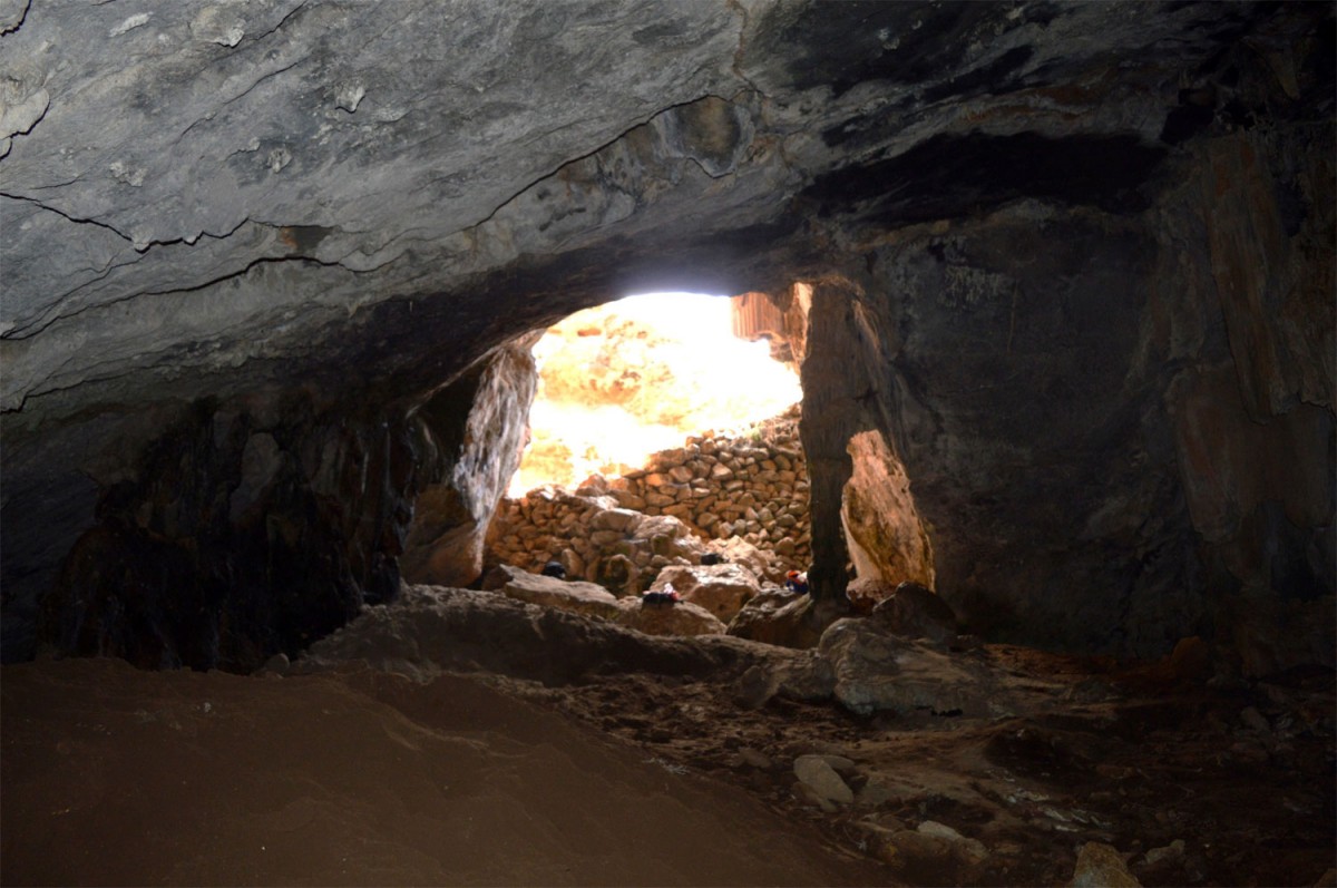 Άποψη του Σπηλαίου του Νέγρου, στην περιοχή Βάτσες της Αστυπάλαιας, όπου έγινε η παράνομη ανασκαφή (φωτ. Ελληνική Αστυνομία). 