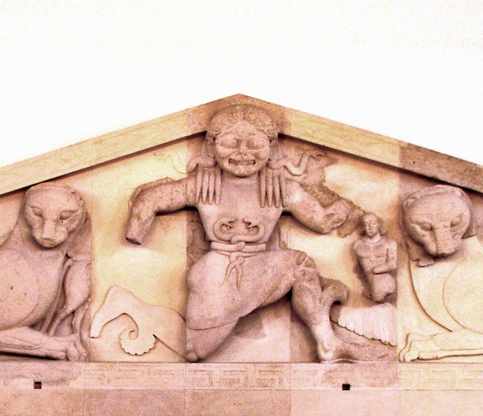 Το αέτωμα της Γοργούς, το αρχαιότερο σωζόμενο λίθινο αέτωμα. Αρχαιολογικό Μουσείο Κέρκυρας (φωτ. Βικιπαίδεια).