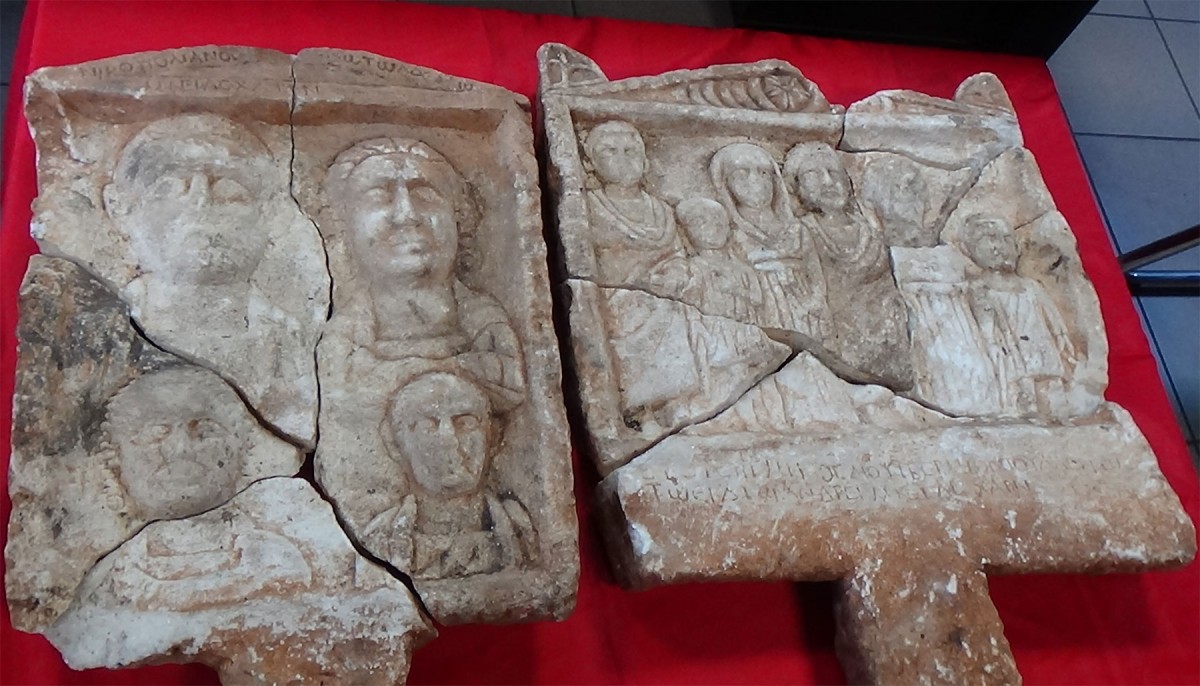 Τα τμήματα των μαρμάρινων στηλών που βρέθηκαν σε αγροτική περιοχή των Γιαννιτσών.
