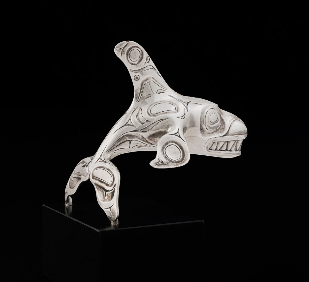 Γλυπτό της Φάλαινας δολοφόνου, του Bill Reid, από άργυρο και αργιλίτη. Αυτό το γεμάτο χάρη γλυπτό της ισχυρής φάλαινας δολοφόνου συμβολίζει τη δύναμη της τέχνης και του πολιτισμού των Haida και δηλώνει την πορεία τους μέσα στο χρόνο (VII-B-1587, CMH).